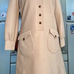 Abito beige anni 70 bottoni in legno